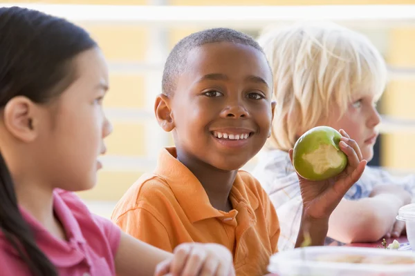 Przedszkola dzieci jeść obiad — Zdjęcie stockowe