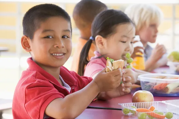 Φαγητό Μεσημεριανό Γεύμα Παιδιά Του Νηπιαγωγείου — Φωτογραφία Αρχείου