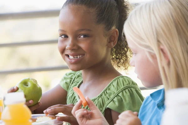 Niños del jardín de infantes almorzando — Foto de Stock
