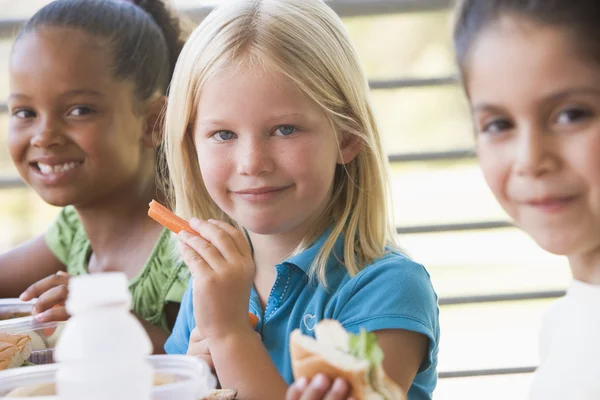 Školky děti jíst oběd — Stock fotografie