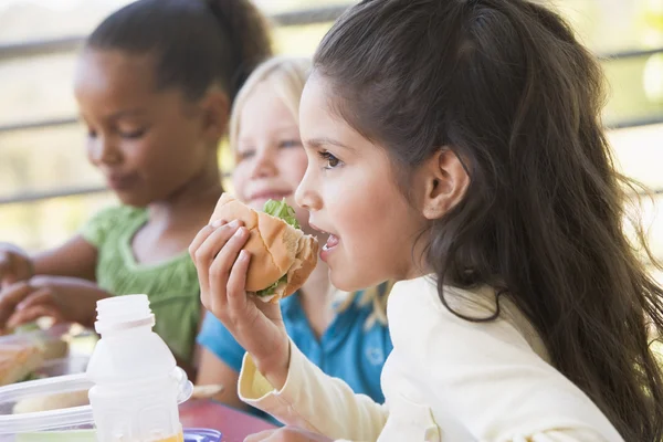幼稚園児の昼食を食べて — ストック写真