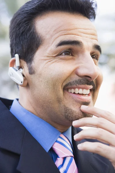 Podnikatel Pomocí Bluetooth Sluchátko Mimo — Stock fotografie