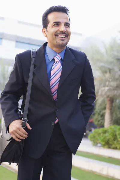 ブリーフケースを運ぶオフィスに歩くビジネスマン — ストック写真