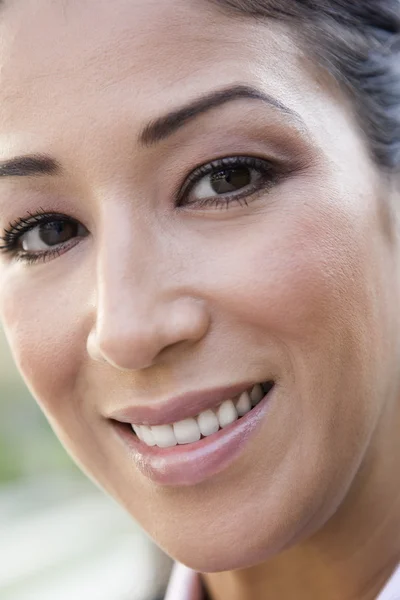 Porträt einer Frau, die in die Kamera lächelt — Stockfoto