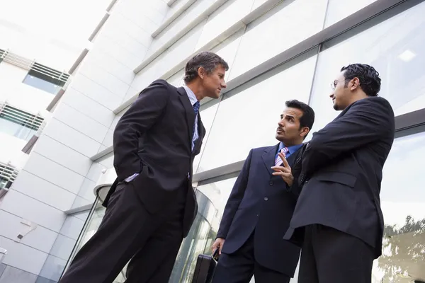 Groep zakenlieden praten buiten kantoorgebouw — Stockfoto