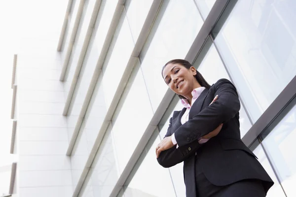 事務所建物の外に立っている女性実業家 — ストック写真
