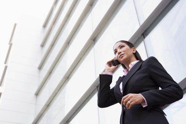 Geschäftsfrau telefoniert draußen — Stockfoto