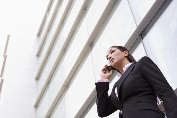 Modern Ofis Dışında Cep Telefonuyla Konuşan Kadını — Stok fotoğraf