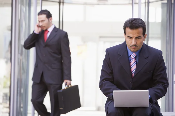 Affärsman som arbetar på laptop utanför — Stockfoto