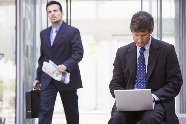 Affärsman Som Arbetar Laptop Utanför Kontoret — Stockfoto