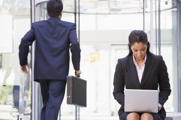 Geschäftsfrau Arbeitet Laptop Außerhalb Des Büros — Stockfoto