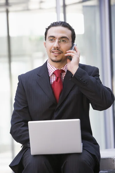 Geschäftsmann Benutzt Laptop Und Handy Außerhalb Des Büros — Stockfoto