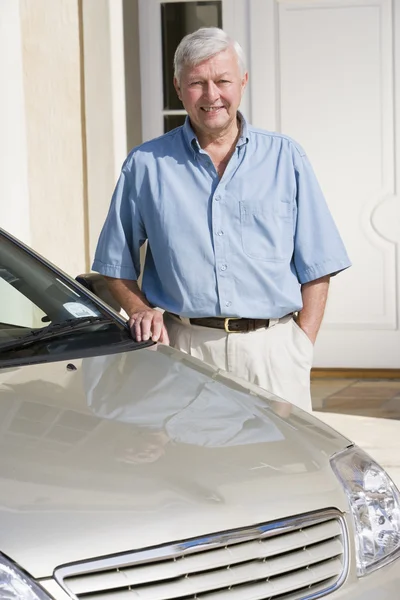 Senior Man Die Naast Nieuwe Auto Buiten Huis — Stockfoto