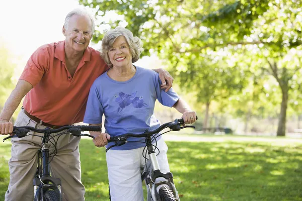 Seniorenpaar auf Radtour Stockbild