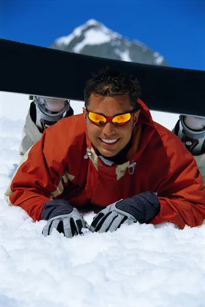 Jonge Man Het Nemen Van Een Pauze Van Snowboarden Rechtenvrije Stockafbeeldingen