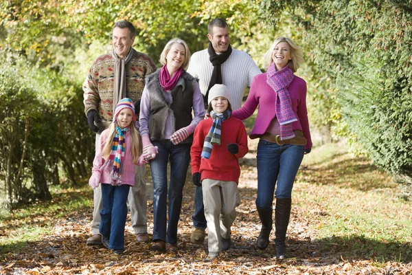 多代家庭在秋天树林散步 图库图片