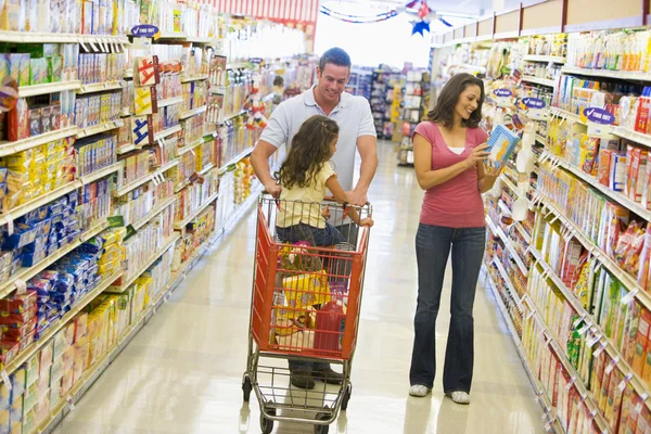 Family shopping in supermarket — Stock Photo, Image