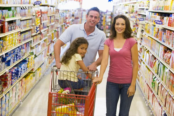 Young family grocery shopping — Stock Photo, Image