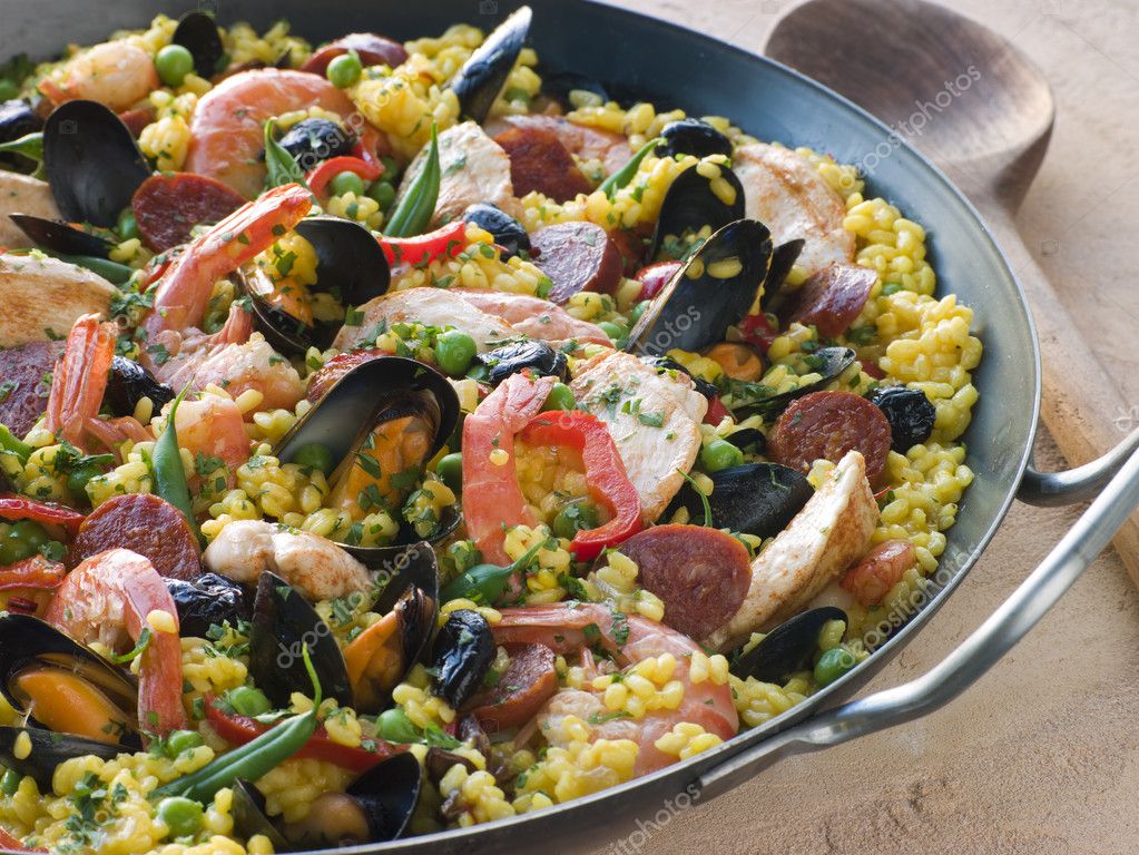 Valencian Paella in a Paella Pan — Stock Photo © monkeybusiness 4754244