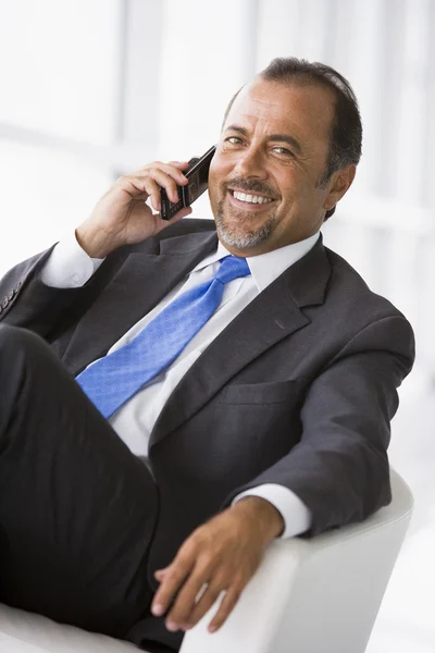 Uomo d'affari che parla sul cellulare — Foto Stock