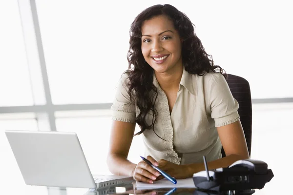 Businesswoman working at desk — Stock Photo, Image