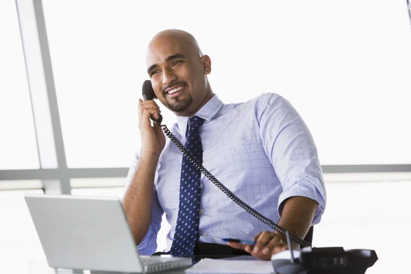Affärsman Talar Telefon Kontoret — Stockfoto