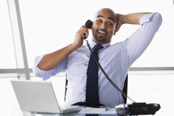 Бизнесмен отвечает на телефонный звонок — стоковое фото