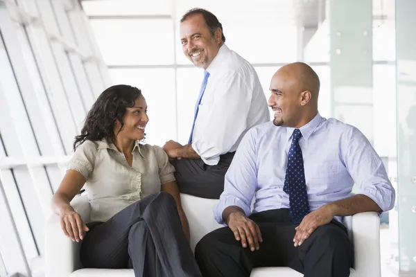 Office workers meeting in lobby — Stock Photo, Image