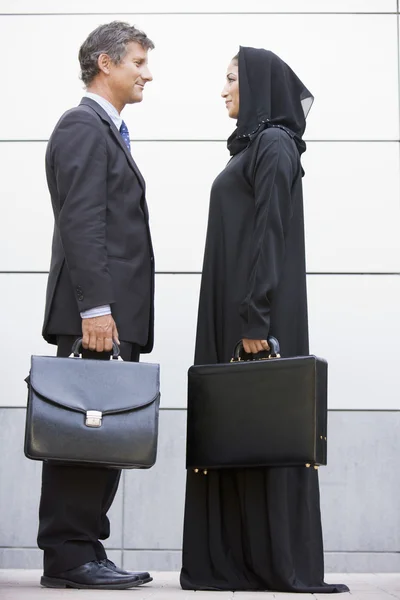 Hombre Negocios Caucásico Una Mujer Oriente Medio Estrechando Mano — Foto de Stock
