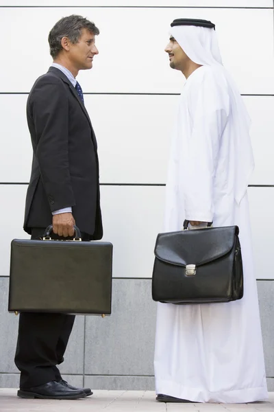 Um empresário do Médio Oriente e um caucasiano — Fotografia de Stock