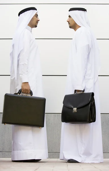 Dois empresários do Médio Oriente segurando pastas — Fotografia de Stock
