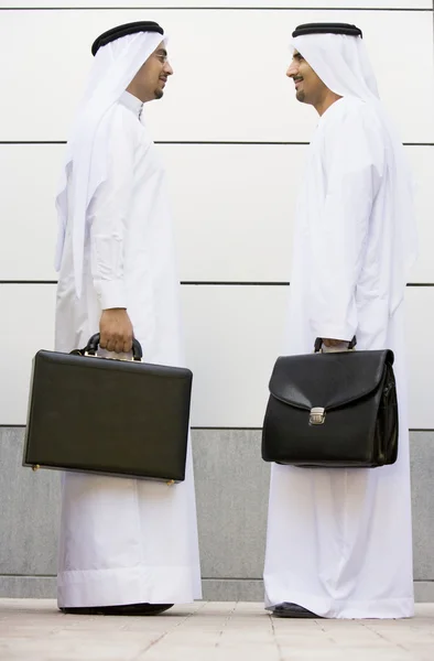 Deux Hommes Affaires Moyen Orient Tenant Des Mallettes — Photo