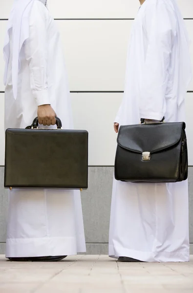 Zwei Geschäftsleute aus dem Nahen Osten mit Aktentaschen — Stockfoto