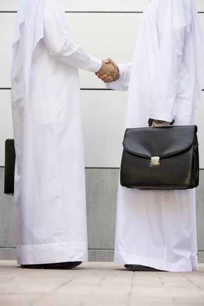 Два ближневосточных бизнесмена держат портфели — стоковое фото