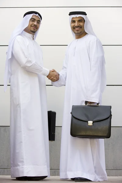 Δύο Επιχειρηματίες Μέσης Ανατολής Που Κατέχουν Χαρτοφύλακες — Φωτογραφία Αρχείου