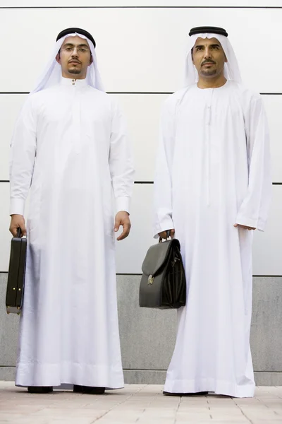 Δύο Επιχειρηματίες Μέσης Ανατολής Που Κατέχουν Χαρτοφύλακες — Φωτογραφία Αρχείου