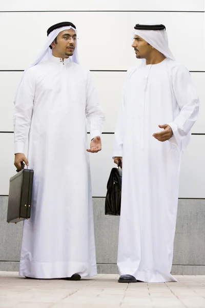 Δύο επιχειρηματίες Μέσης Ανατολής που κατέχουν χαρτοφύλακες — Φωτογραφία Αρχείου