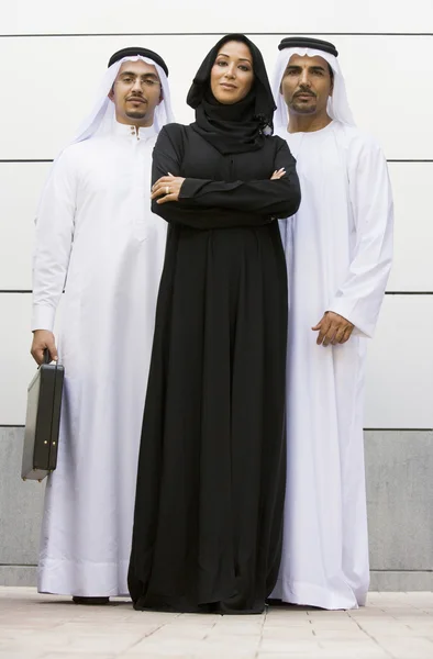 女性と一緒に立っている 2 人の中東のビジネスマン — ストック写真