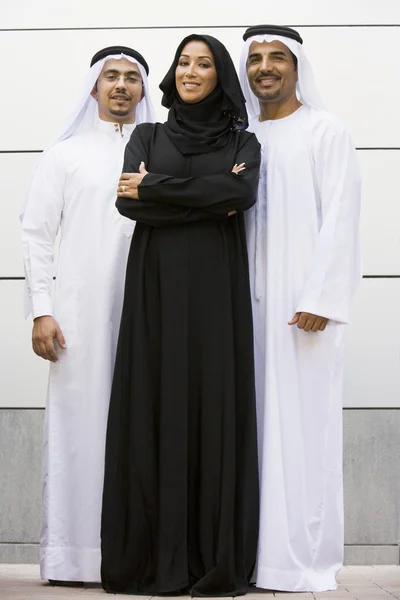 Två Mellanöstern Affärsmän Står Med Kvinna — Stockfoto