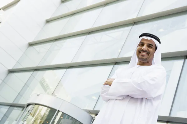 Un homme d'affaires du Moyen-Orient debout devant un immeuble de bureaux — Photo