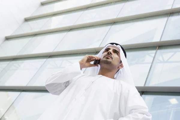 Bliskiego Wschodu Biznesmen Rozmawia Przez Telefon Poza — Zdjęcie stockowe