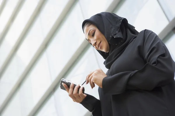 Una mujer de negocios de Oriente Medio parada fuera de un bloque de oficinas —  Fotos de Stock