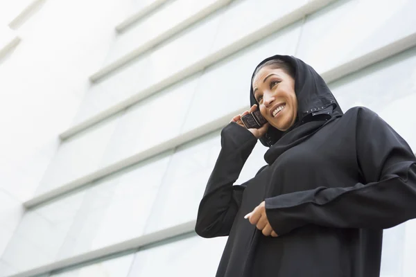 外電話で話している中東の実業家 — ストック写真