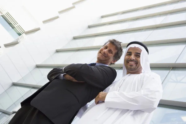 A Middle Eastern businessman and Caucasian man standing outside — Stock Photo, Image