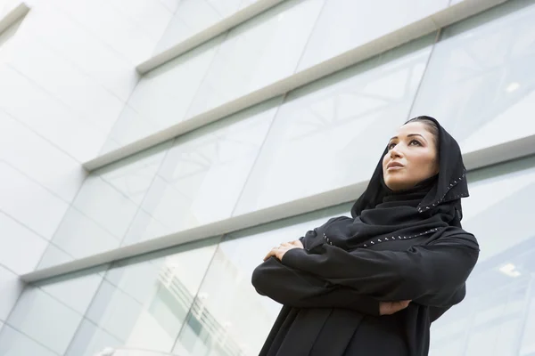Eine Geschäftsfrau Aus Dem Nahen Osten Steht Vor Einem Büroblock — Stockfoto