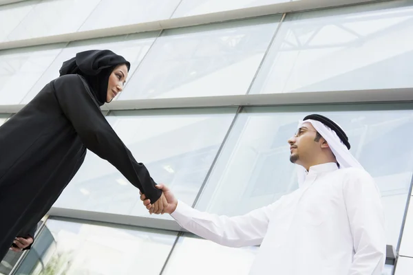 Uomo Affari Una Donna Del Medio Oriente Che Stringono Mano — Foto Stock
