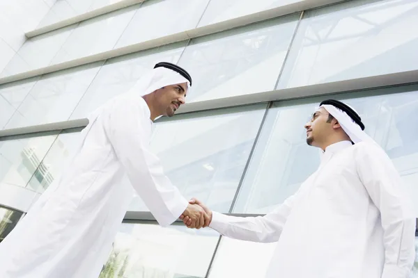 Dwóch Biznesmenów Bliskiego Wschodu Drżenie Rąk Poza Biuro — Zdjęcie stockowe