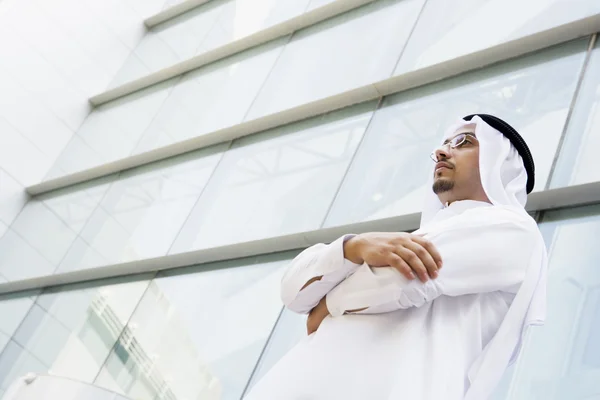 Een Midden-Oosten zakenman permanent buiten een kantoorgebouw — Stockfoto