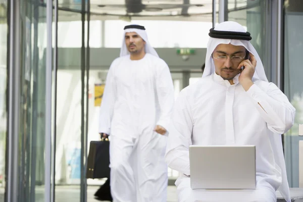 Bliskiego Wschodu Biznesmen Siedząca Laptopem — Zdjęcie stockowe