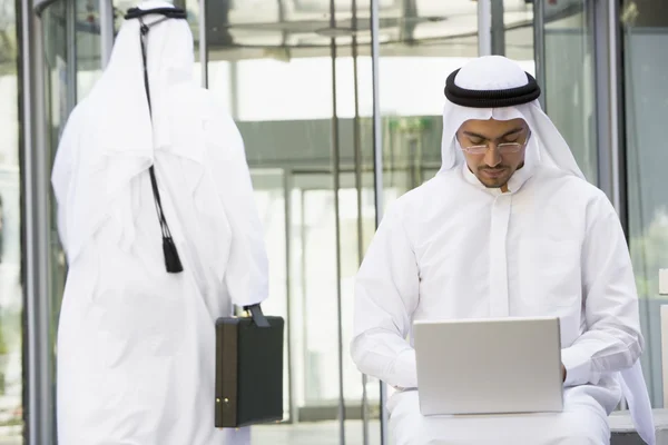 Bliskiego Wschodu Biznesmen Siedząca Laptopem — Zdjęcie stockowe